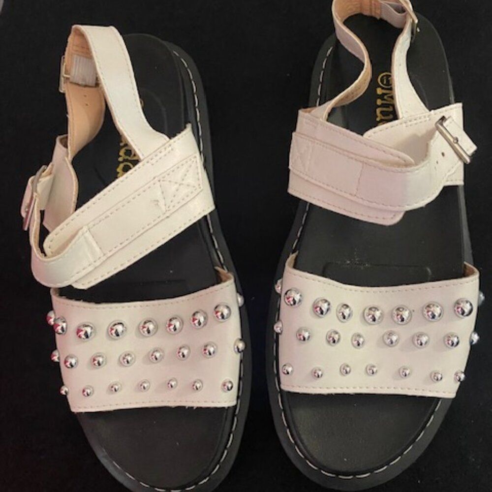 Mudd Alexis White/Black Platform Studded Platform sandals. size 11